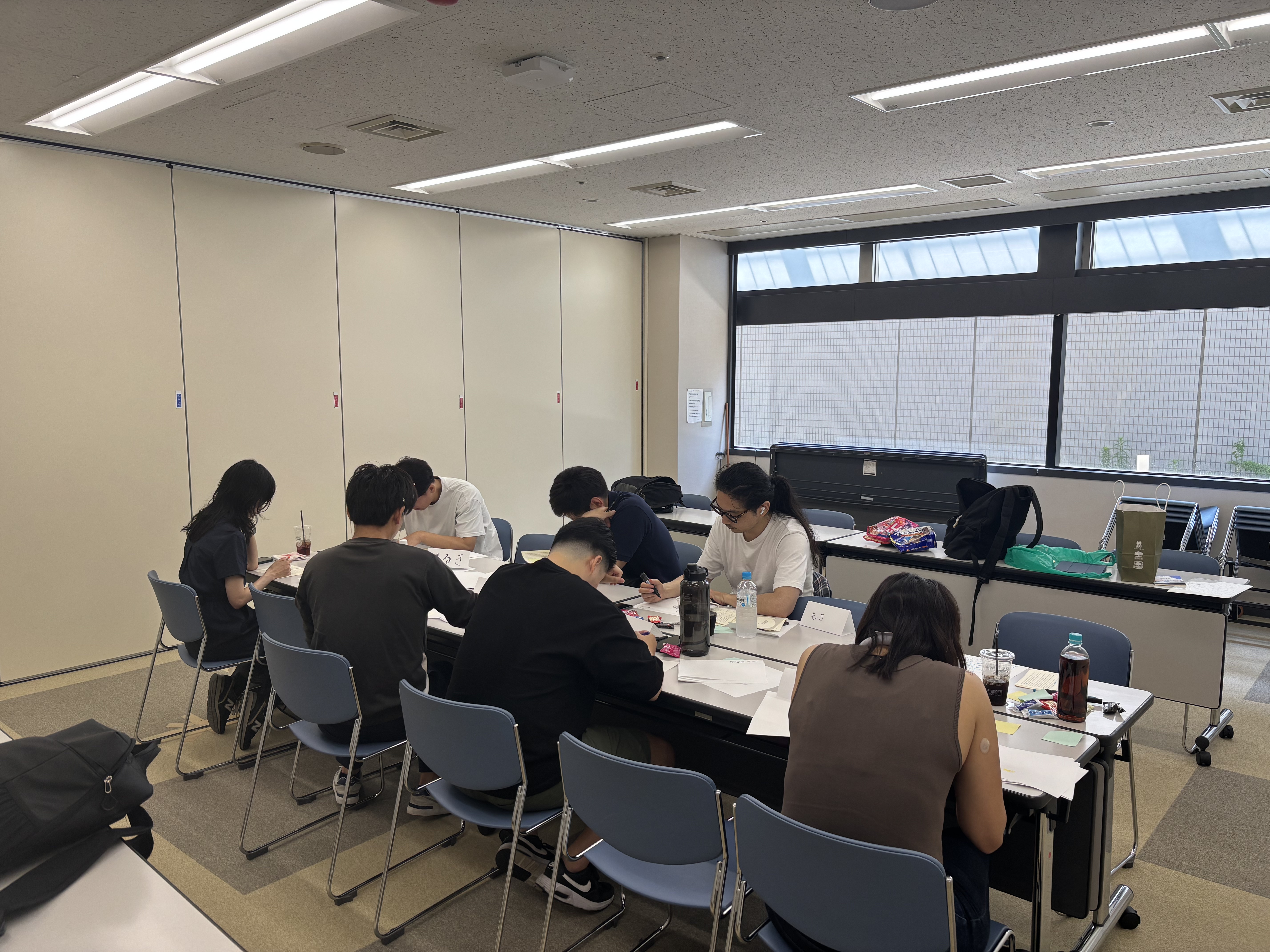 読書と要約をしている様子のイラスト