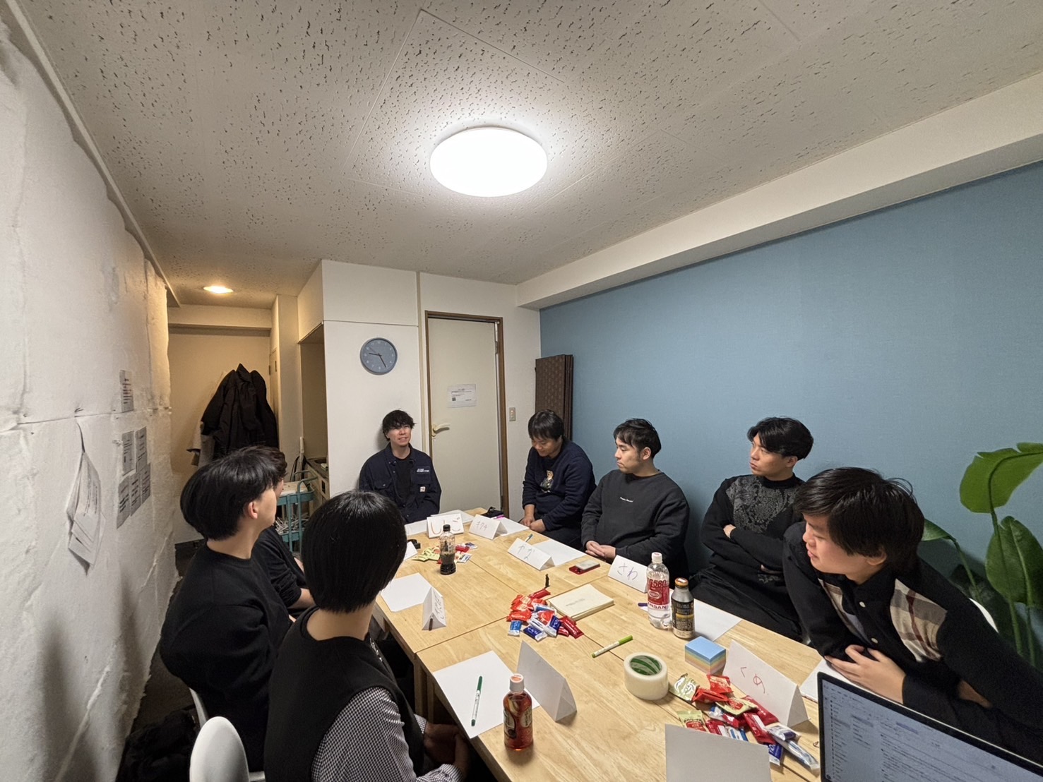 テーブルを囲んで対話している参加者の写真